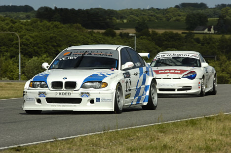 Christian Vejby (forrest) er forsvarende mester, men i år fører Christer Gislerud (bagest) i Bel-Ray SSC Challenge inden weekendens Special Saloon Car Festival.